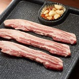 【理由その2】平牧三元豚バラ一枚肉を使用！
