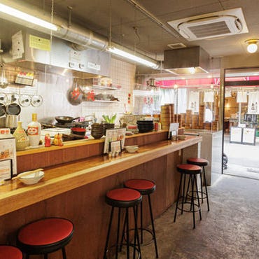 オオサカチャオメン 天満市場店_カウンター席(1〜6名様)/五感を刺激する調理の音と香りが広がるカウンター。