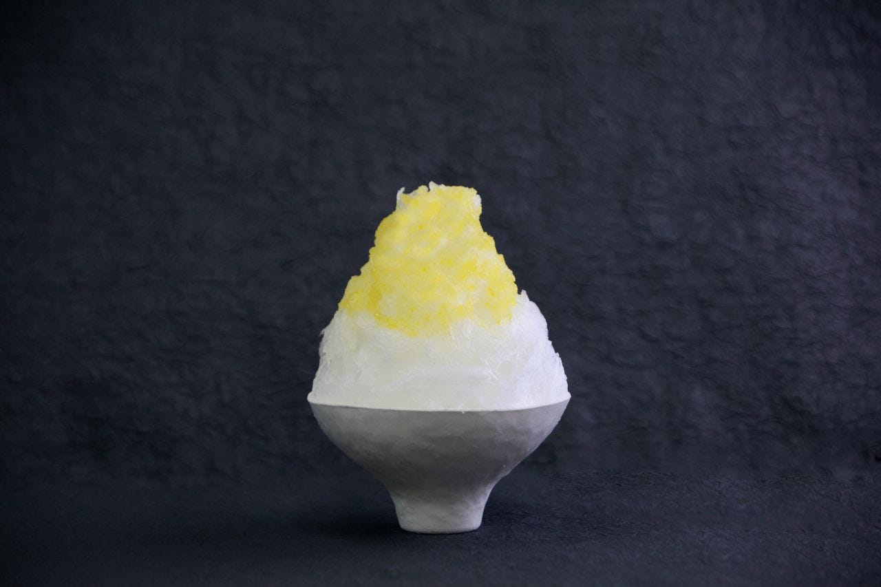 グレーの器に盛り付けられた生マイヤーれもん