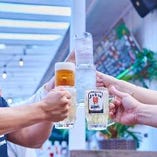 開放感たっぷりのビアガーデンでキンキンに冷えたビールを