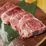 熟成した牛肉は脂肪のくちどけが良く、柔らかな肉質に。ナッツに似た独特の熟成香が食欲を誘います