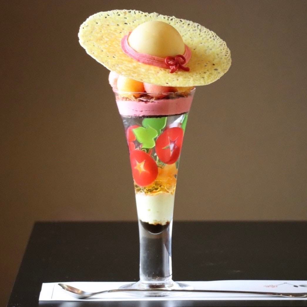 麦わら帽子がのった「夜パフェ専門店ななかま堂」の「昼顔」