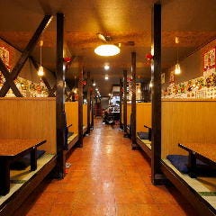 飲み会に♪ホールフロアには9卓のお座敷席をご用意しています
