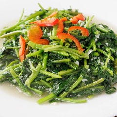 シャキシャキの食感に、ガツンとニンニクの香りが広がる！