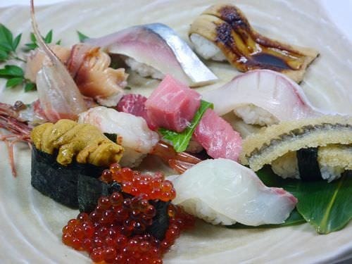 これぞ魚心のぶっちぎり寿司
圧倒的な迫力、旬魚の醍醐味を！