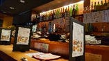 １名様での来店も多くスタッフとの会話も楽しいカウンター席。