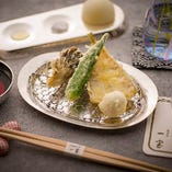 伝統の技と最高のおもてなしで美味しい天ぷらをご堪能いただけます。新鮮な魚介類と厳選した野菜を新しい紅花油で揚げますので、素材の旨味が濃厚に凝縮した絶品です。