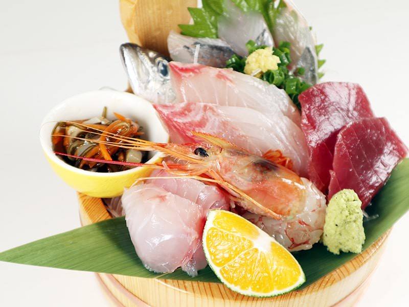 大漁盛り定食が器に盛られた様子