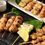 厳選鶏の焼串や鮮魚のお造りは盛り合わせが大人気です！