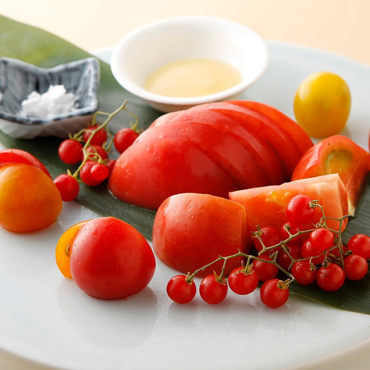 異なる味わいを楽しめる5種類のトマトをシンプルにお塩で！