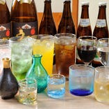 沖縄のガラス工房で特注した色とりどりのグラスでお酒をどうぞ