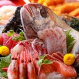 その日仕入れた鮮魚はお造り、煮物、焼き物、揚げ物…等々、それぞれの魅力を最大限に引き出す調理法でお届けいたします。