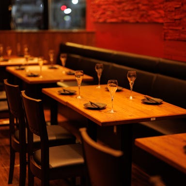 イタリアン お肉とワイン Cozoutan_5~16名様まで対応可能な快適テーブル席。
