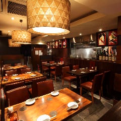木を基調とした落ち着きがありスタイリッシュな店内