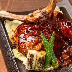 名物！豪快に焼いた骨付き［鳥福焼き］