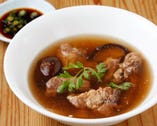 シンガポールの定番スープ
肉骨茶（シンガポール式バクテ）