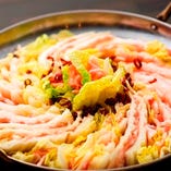 オリジナル鍋『ナベマス』です。
白菜と豚肉の相性が最高！