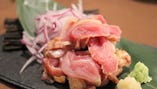朝引き新鮮な「大和肉鶏ももたたき」はメインの一品！