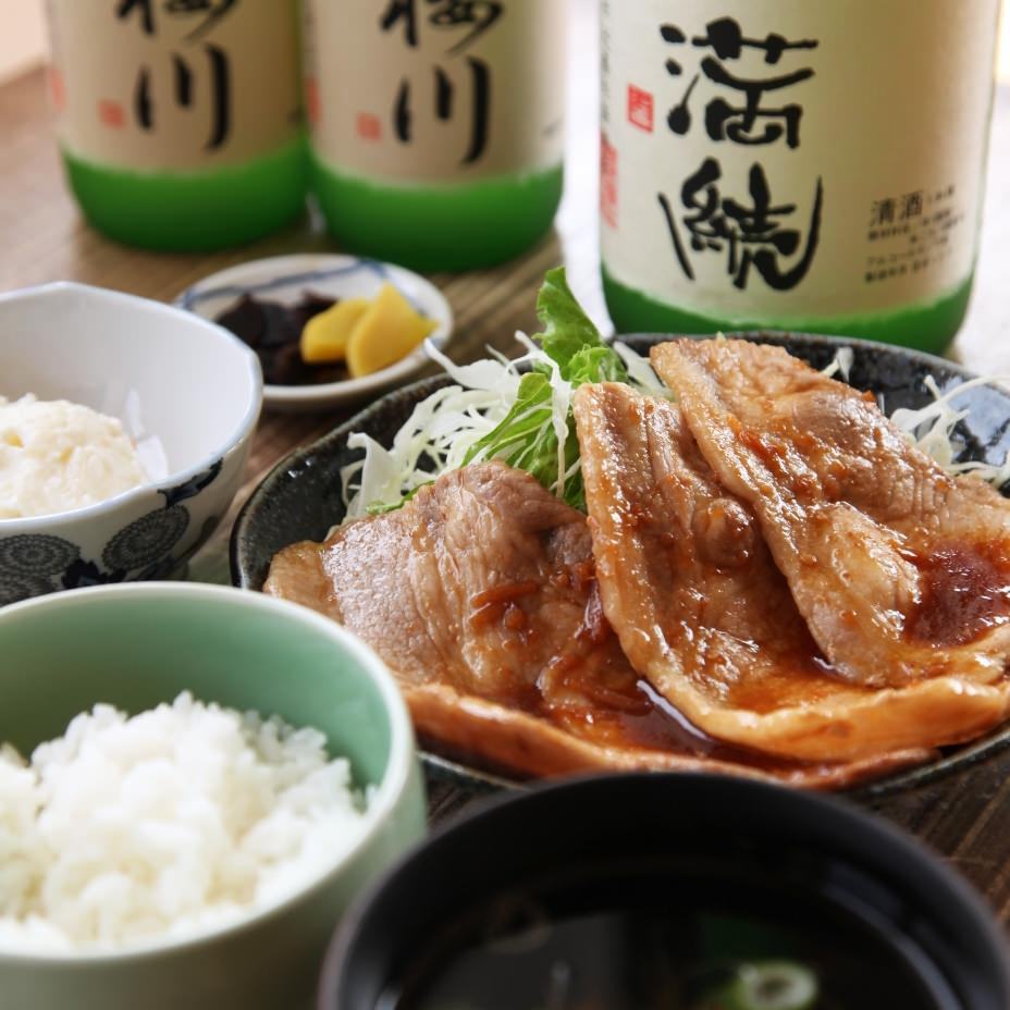 手前にお味噌汁にライス、奥に日本酒が見える「那須高原豚の生姜焼き定食」