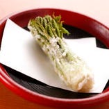 春には山菜の天ぷらも