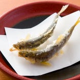 その時期旬の鮮魚もカラリと揚げます