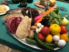 市場まで自社で買い付け！ 知らない野菜に出会えるかも!?