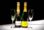 シャンパン各種
￥11,000～
常時数種類のシャンパンをご用意しております。誕生日や記念日など特別な日に最適な一本をお選びください。