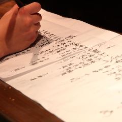 毎日の仕入れによってその日のお品書きを手書きにて