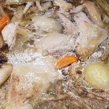 丸鶏をベースに仕込んだスープは、コクと深みを楽しめます。