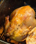 叉鶏は、皮目がパリッとするまで1時間かけて、じっくりと焼く。