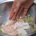 塩ホルモン　丁寧にひと皿ごとに肉と塩を揉みこみます