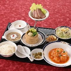 スペシャル定食（フカヒレスープがついた全9品のセットメニュー）