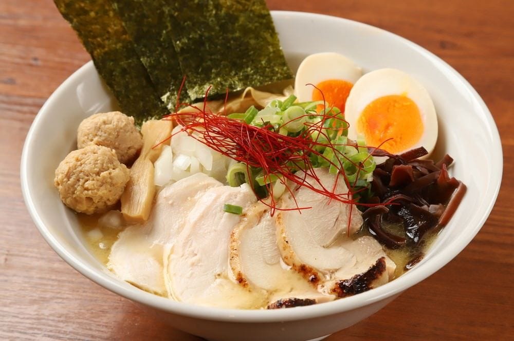 濃厚な鶏白湯そばに、つくねと味玉トッピング