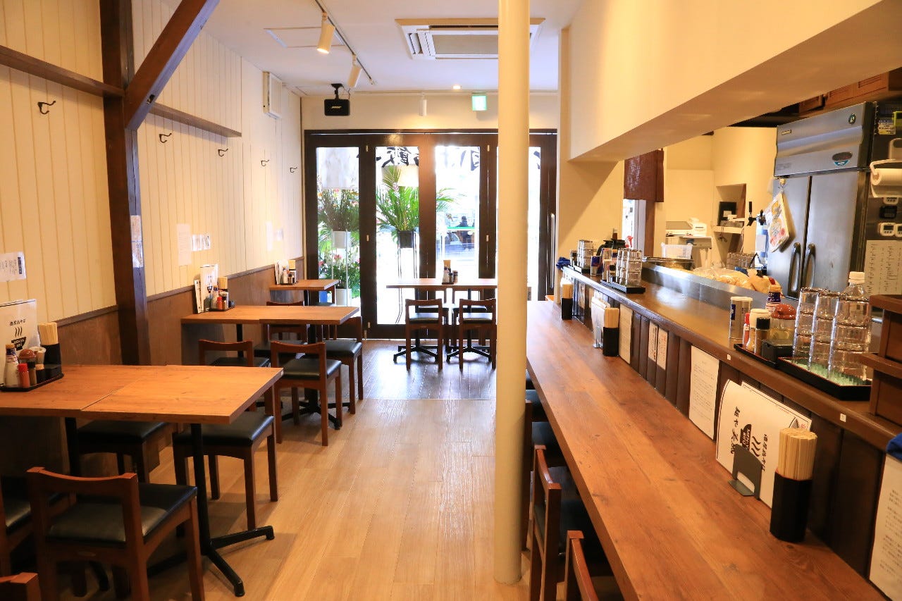 ウッド調の明るい店内