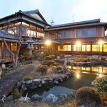 四季折々の情緒を感じる日本庭園をお楽しみください。