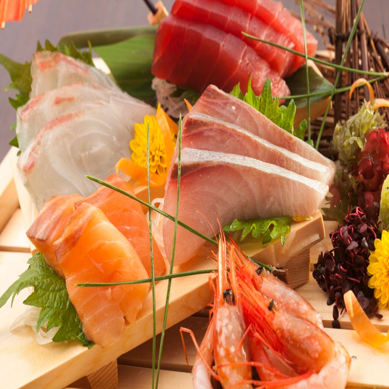 新鮮なネタが華やかに盛り付けられているお造りのイメージビジュアル
