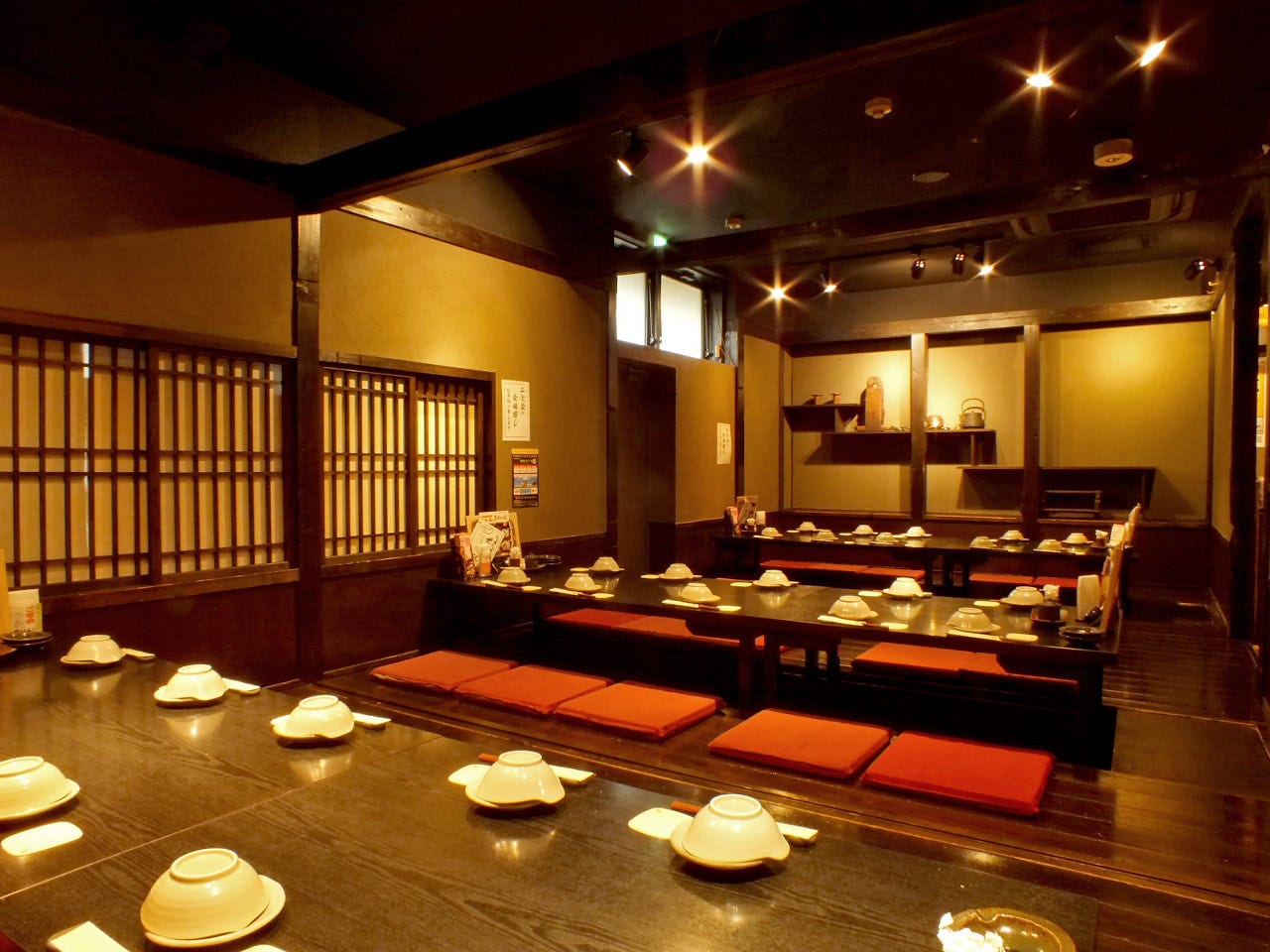 純和風の雰囲気に掘りごたつ席が並んでいるくいもの屋わん大宮すずらん通り店の店内