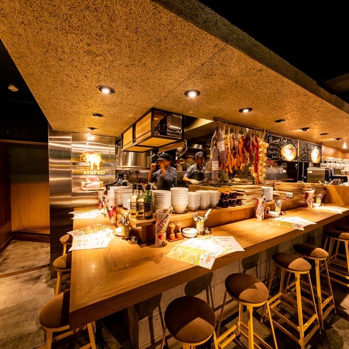 お一人様や二人連れのお客様用にカウンター席のご用意もあります