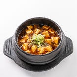 特製ラー油と四川山椒を使用した本格麻婆豆腐。