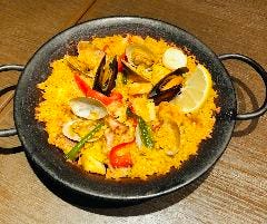 パエリア！スペイン料理の代表格。米から炊き上げ旨さ格別です！
