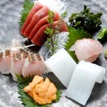 豊洲市場から新鮮な魚を仕入れています