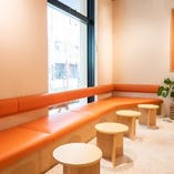 【ソファー席｜10席】鮮やかなテラコッタオレンジのソファーが映えるオシャレなお席
