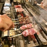 店内で丁寧に焼き上げる炭焼き串の数々。カウンター席は特等席！