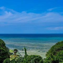 店内から真っ青な海が一望できます