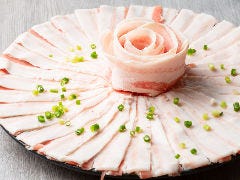 厳選したブランドあぐー豚は自信をもってご提供します。