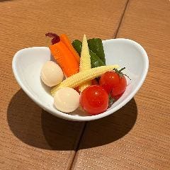 彩りピクルスの盛り合わせ