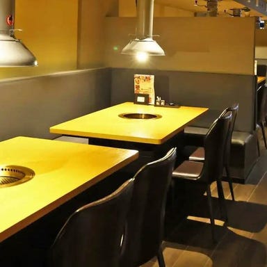 焼肉 食べ放題 牛魔【うま】西心斎橋店_広々テーブル席