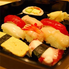 にぎり寿司と軍艦巻きが黒いお皿にならんでいる様子