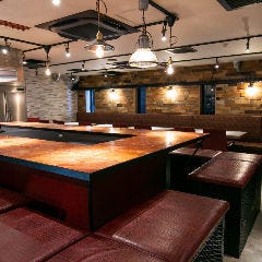 2階にはカウンター席もございます。BAR感覚でお楽しみください