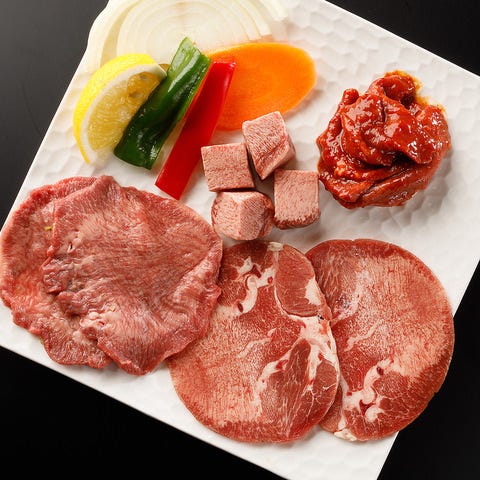 白い器に並んだ3種類の焼肉用の肉と野菜